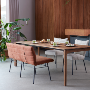 eetbank Cocoon bench van label vandenberg in bruin met grijze eetstoelen