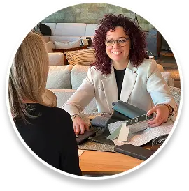 Interieur adviseur Lisa aan het werk