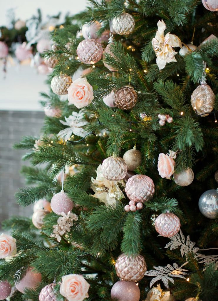 roze in kerstboom inspiratie kerst