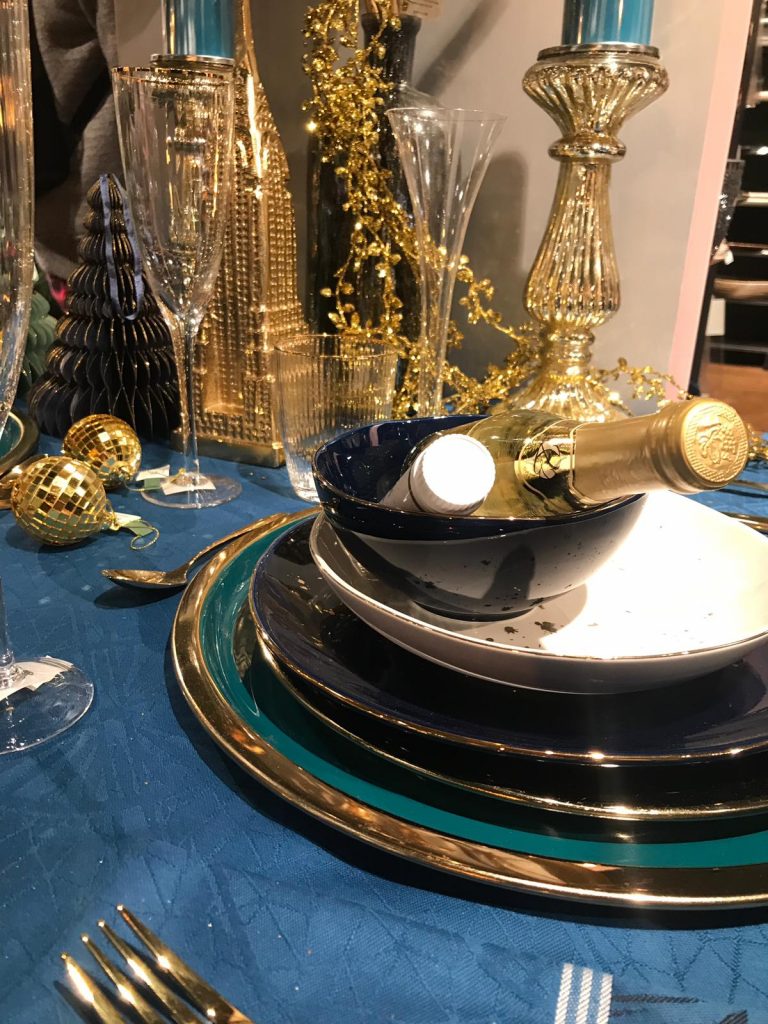 foto gedekte tafel kerst blauw goud