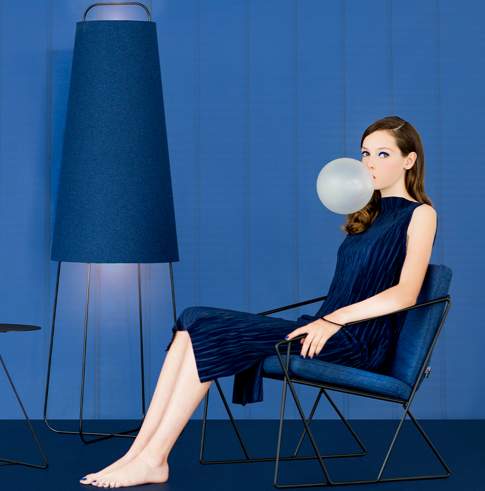 inspiratie blauwe staande lamp lili met vrouw in blauwe stoel moome