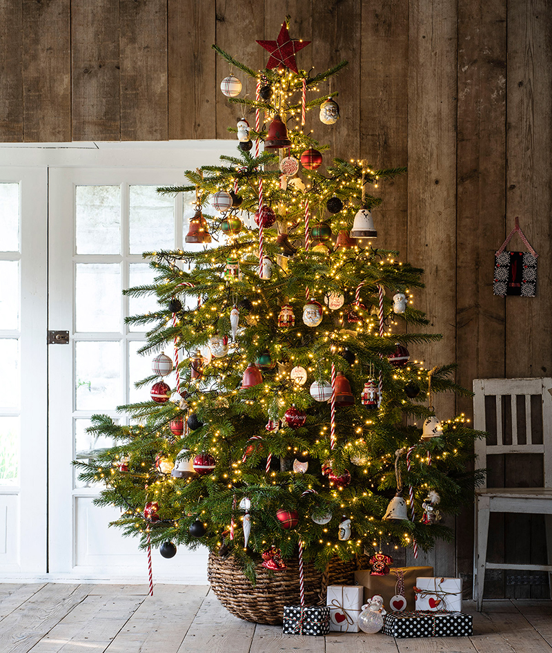 kerstboom met cadeautjes eronder kersttrend
