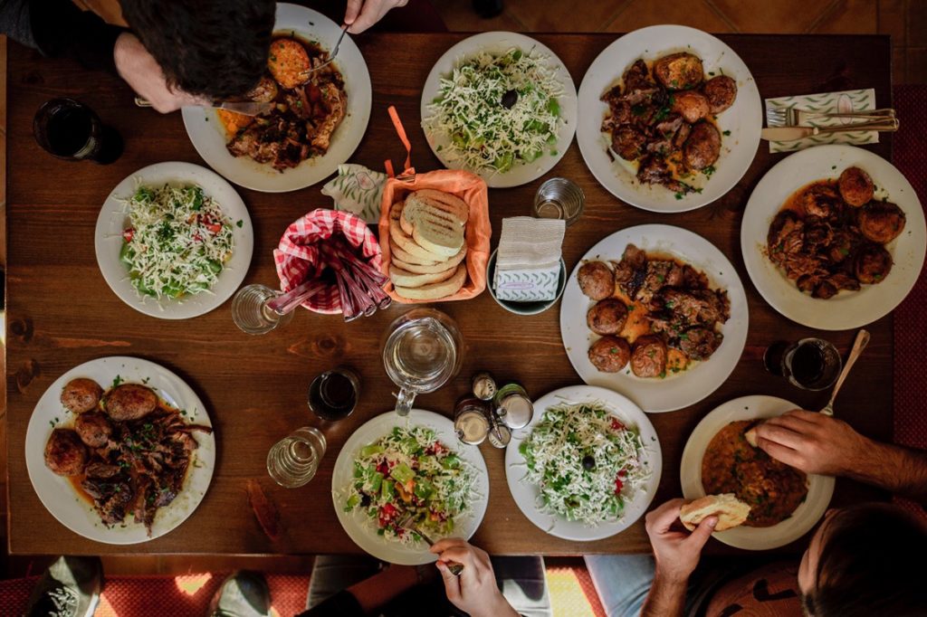 Is jouw tafelblad geschikt voor lang en gezellig tafelen? Foto: Unsplash – Stefan Vladimirov