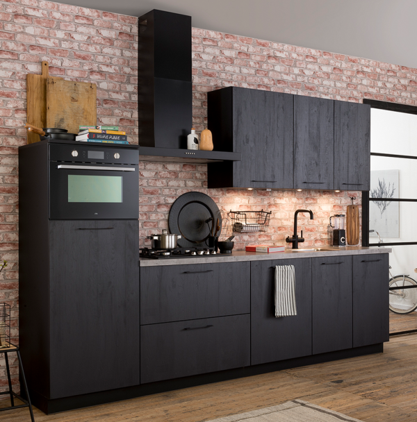 keuken breitner ebony zwart hout met cooker kraan en zwarte apparatuur