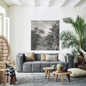 Wandkleed jungle van hkliving grijze doek met grijze bank en vloerkleed en bruine meubels zithoek inspiratie