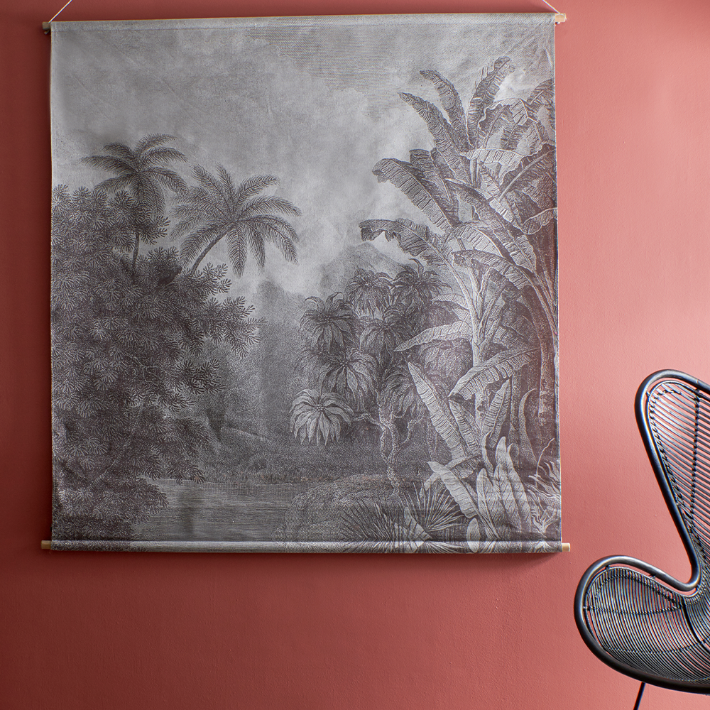 Wandkleed jungle van hkliving grijze doek met rode muur en zwarte fauteuil