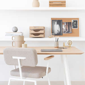 sfeer bureau armstoel ode in beige met zwart frame eiken houten armlegger studiohenk designmeubelen scandinavisch