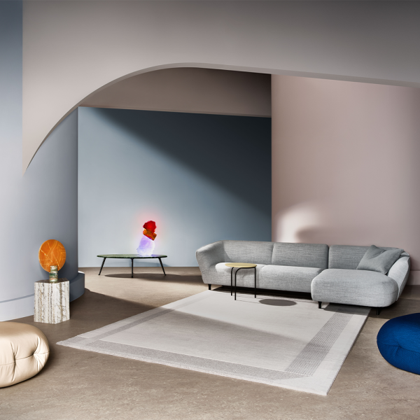 woonkamer met grijze bank pode turia design pastel kleuren