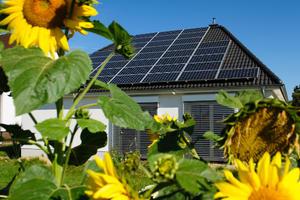 duurzaam interieur met zonnepanelen en duurzame materialen