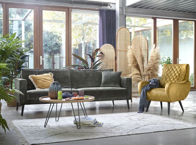 Okergele meubels in combinatie met natuurlijke materialen