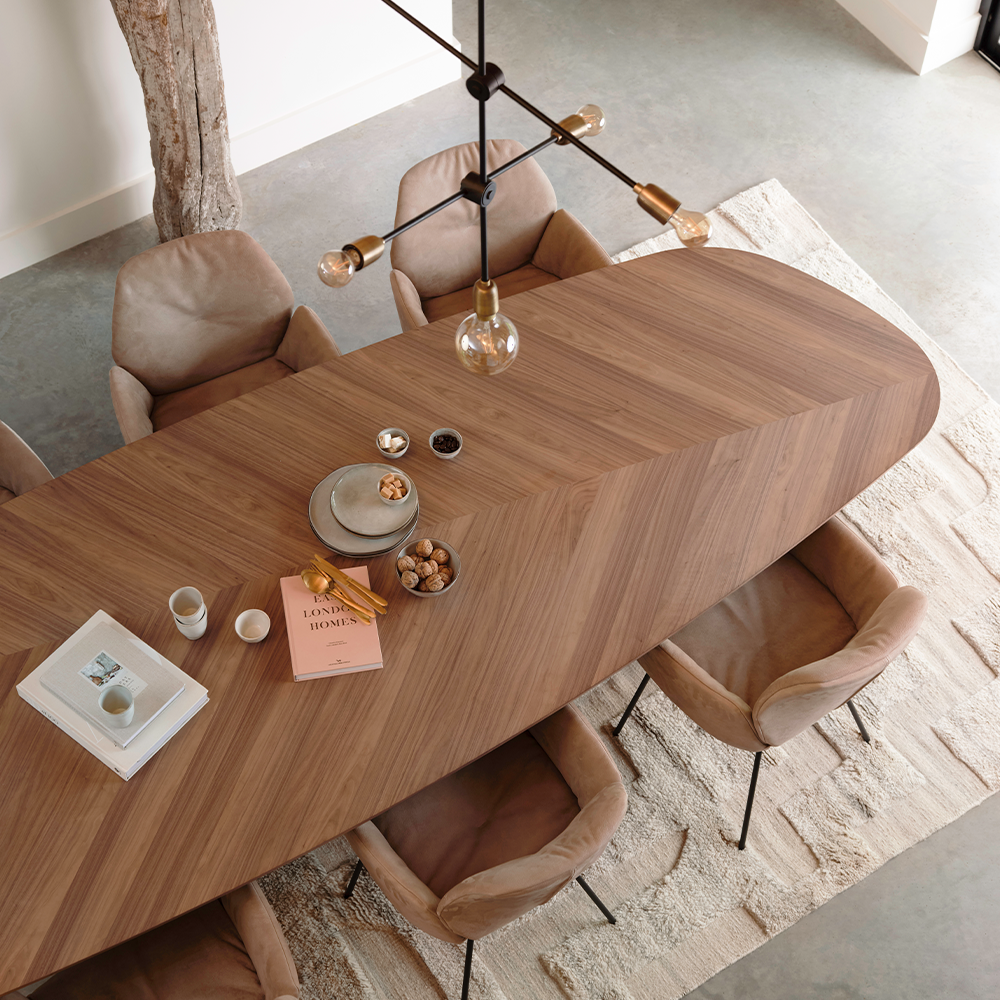 Design tafel ovaal eetkamer inspiratie eettafel dolmen in hout visgraat met hout van mobitec cruquius