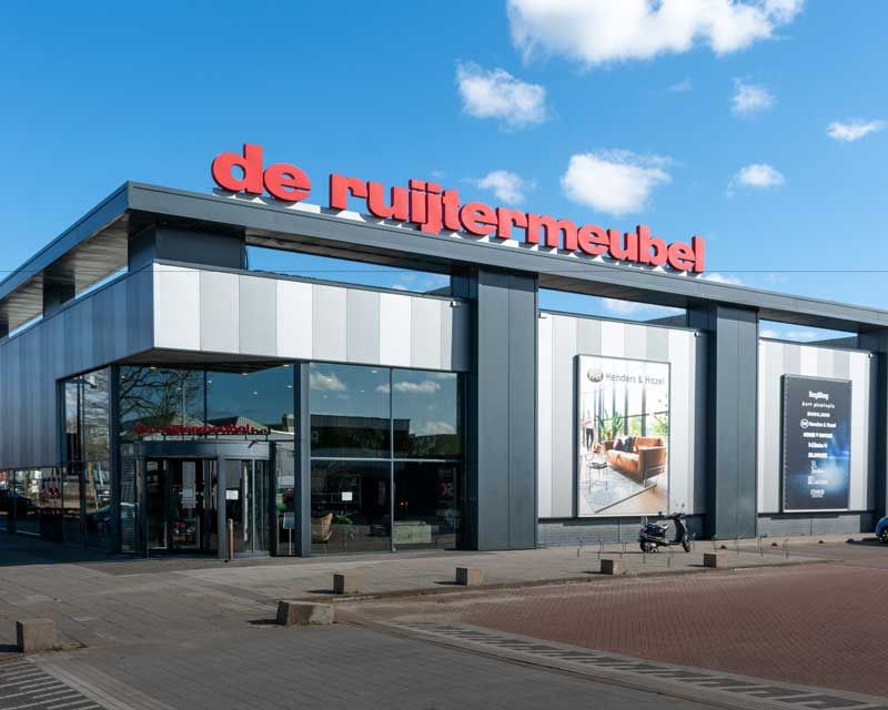 Meubelzaak De Ruijtermeubel is gevestigd op Woonboulevard Cruquius.