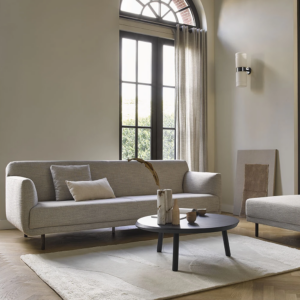 sfeerafbeelding van zitbank rolls in stof beige in design woonkamer van ijcoon