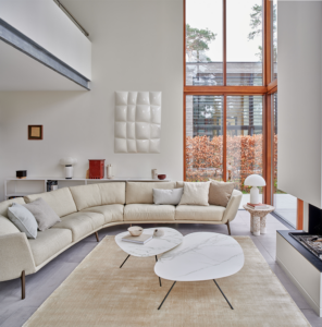 inspiratie design woonkamer met beige hoekbank rego van leolux ronde banken