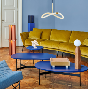inspiratie design woonkamer met kleuren geel blauw rego van leolux ronde banken