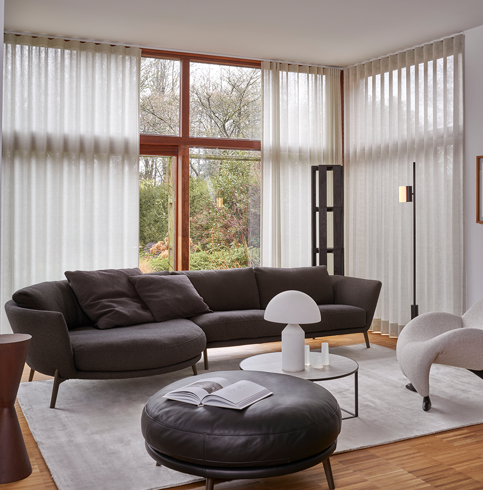 inspiratie design woonkamer met stof bruine hoekbank rego van leolux ronde banken
