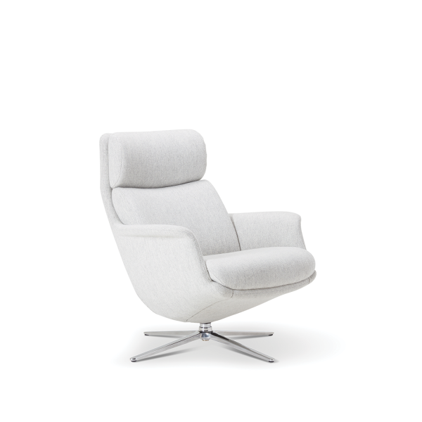 Relaxfauteuil Vera Bold Low in lichtgrijze stof met hoge rugleuning en zilverkleurige draaivoet op een neutrale achtergrond.