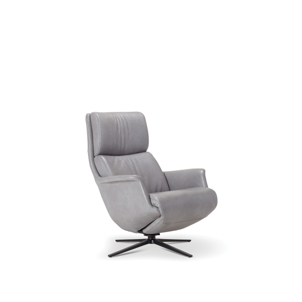 Relaxfauteuil Vera Bold Low in lichtgrijs leer met zwarte draaivoet op een neutrale achtergrond.