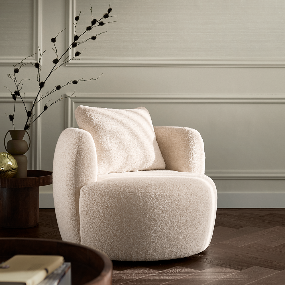 fauteuil chakani stof beige van INHOUSE met vaste en draaibare voet met vaas en bloemen