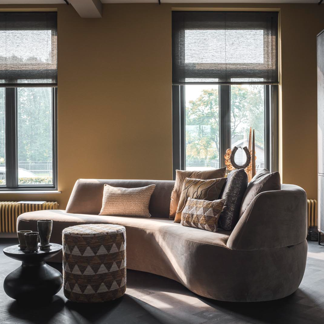 Bank Guiliana van Hofstede Raanhuis met elegante ronde vormen en moderne organische lijnen in neutrale stoffering