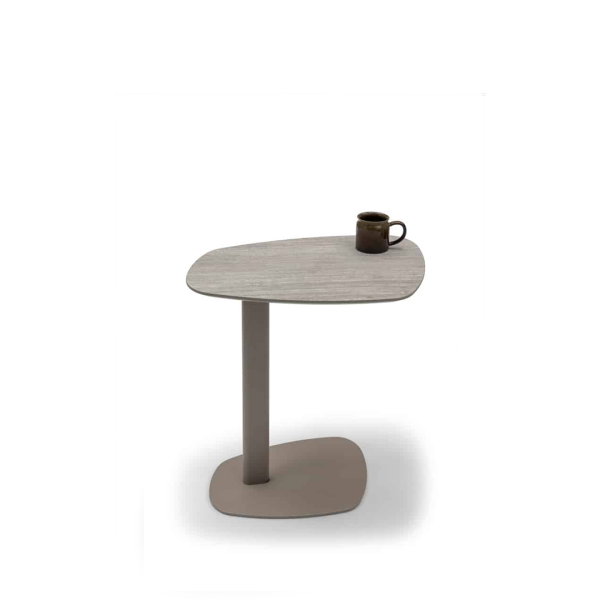 Banktafel Trapea van Bree’s New World met trapeziumvormig blad en zwart metalen onderstel, perfect achter de bank geplaatst voor een moderne en luchtige uitstraling.