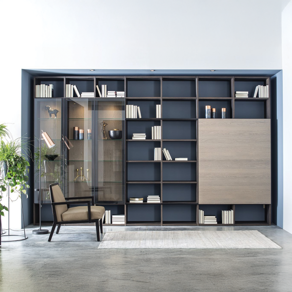 FOKUS 22 wandkast van Sudbrock met vitrines en verlichting in blauw lijst