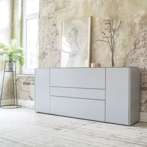 GOYA 9 dressoir van Sudbrock in lichtgrijs in industriële loft setting