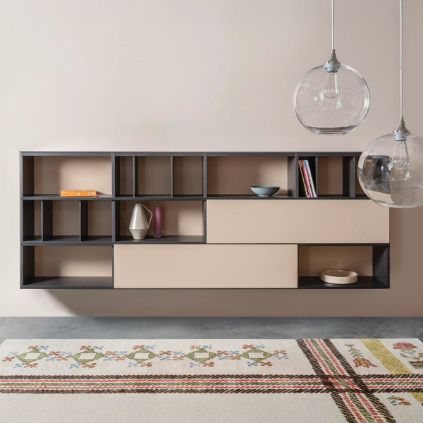 SINUS 59 zwevende wandkast van Sudbrock met beige schuifdeuren en donker eiken vakken