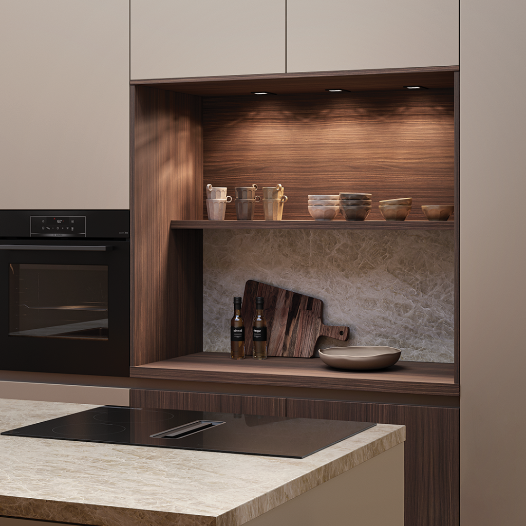 Moderne keuken Sevilla-Stanford van Superkeukens met macchiato fronten, notenhout accenten en keramisch Mahal Grace werkblad met kookeiland