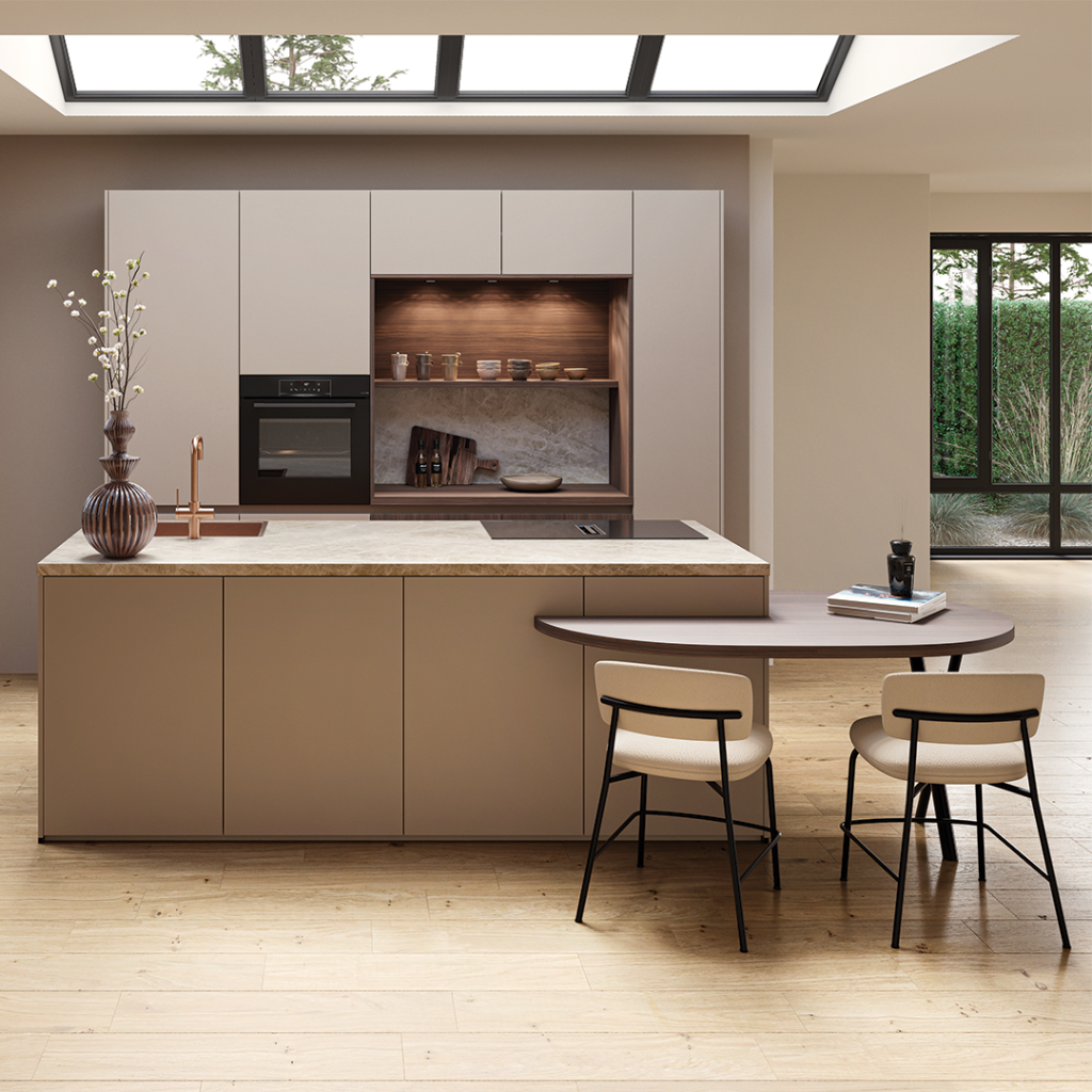 Moderne keuken Sevilla-Stanford van Superkeukens met macchiato fronten, notenhout accenten en keramisch Mahal Grace werkblad met kookeiland