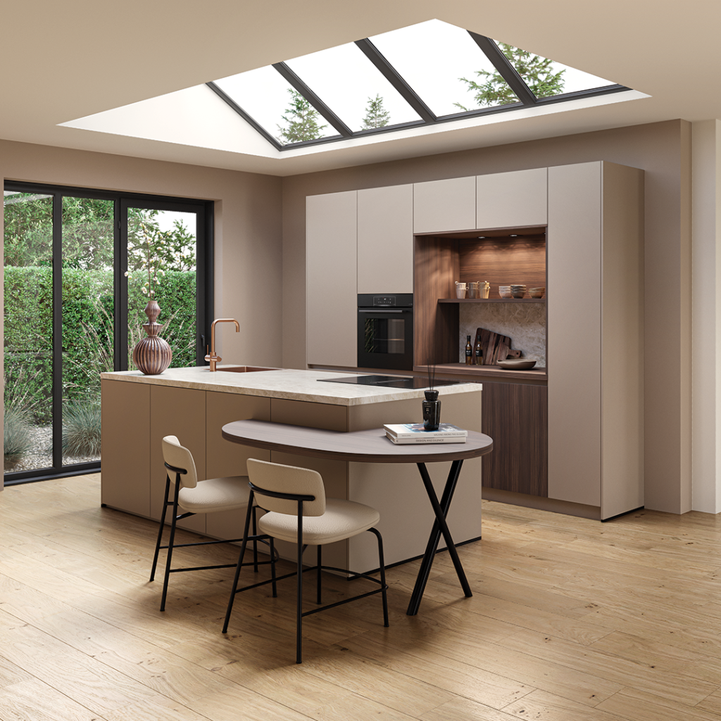 Moderne keuken Sevilla-Stanford van Superkeukens met macchiato fronten, notenhout accenten en keramisch Mahal Grace werkblad met kookeiland