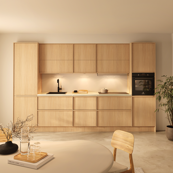 Keuken Stanford in moderne hoekopstelling met strakke fronten en warme houtaccenten