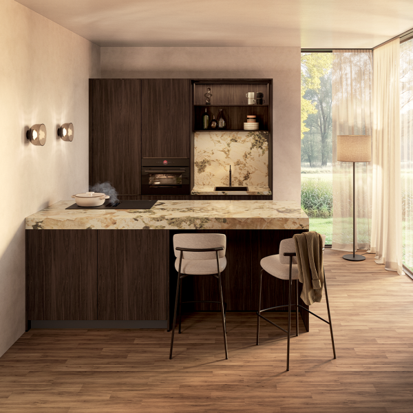 Keuken Breitner Cognac Eiken met marmerlook werkblad en warm houtdesign