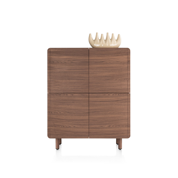 Bergkast Brianza 110 cm van XOOON in notenfineer met vier greeploze deuren en afgeronde vormen