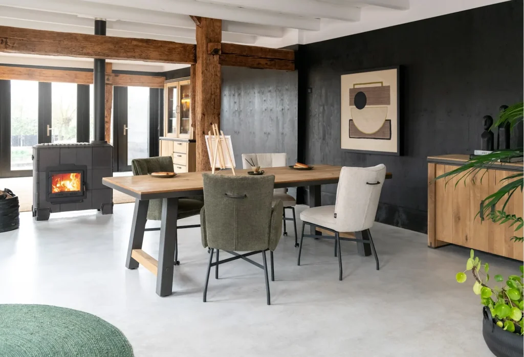 Farmland tafel in landelijk modern industrieel zwart interieur met gietvloer,