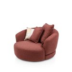 Draaifauteuil Cervos van XOOON met ronde vormen, zachte stoffering, verborgen draaivoet en losse sierkussens.