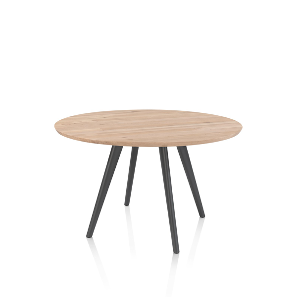 Eettafel Arvada van XOOON met massief eikenhouten blad en een modern metalen onderstel.