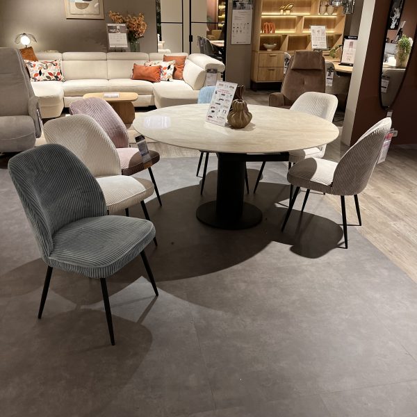 zes eetstoelen van leonidas in showroom