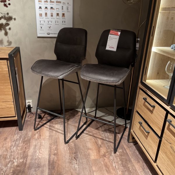 showroom model twee barkrukken van ravi