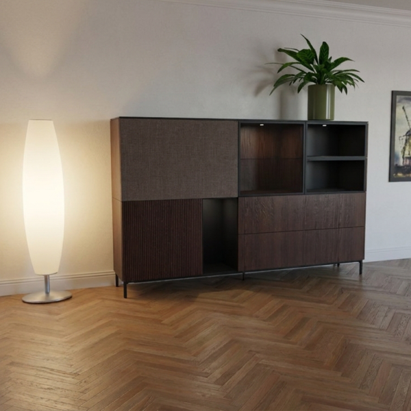 wandkast ron showroom 1, wandkast ron, saunaco, design kast, opbergkast, woonkamer kast, belgisch design, luxe wandkast, houten wandkast, donkere wandkast, modulaire kast, design meubel, opbergmeubel, vitrinekast, kast met verlichting, wandmeubel, moderne kast, kast met laden, woonkamer opbergen, maatwerk kast, saunaco ron collectie, interieur design, design opbergkast, exclusieve kast, showroommodel