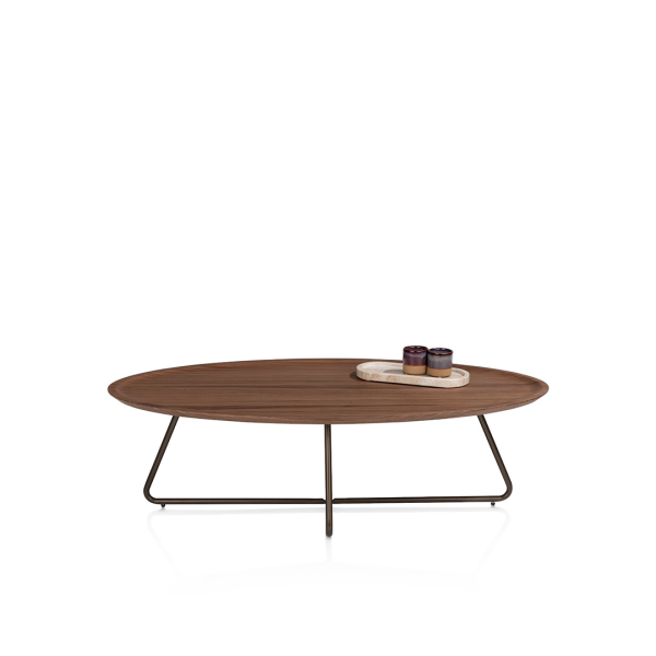 Salontafel Brianza van XOOON met ovaal blad in notenfineer en een Steel Brown metalen draadframe.