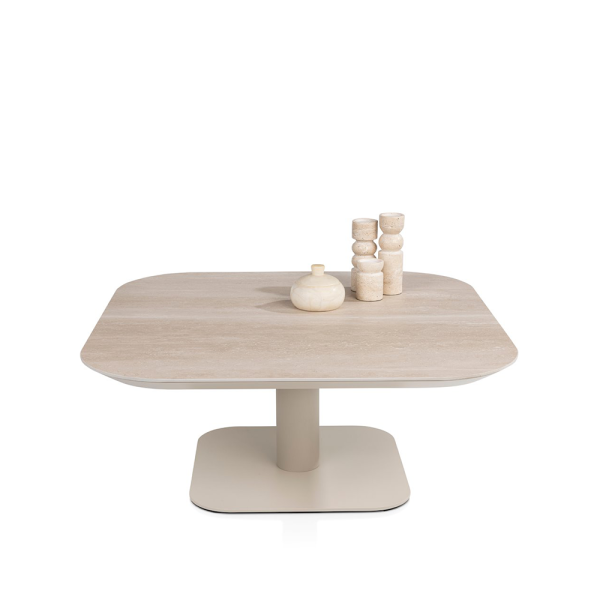 Salontafel Brianto van XOOON met vierkant keramisch blad in travertinlook en een crème metalen kolompoot.