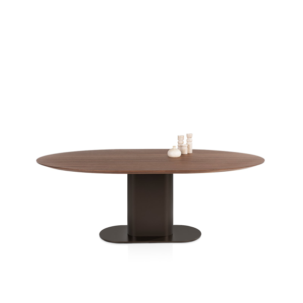 Eettafel Brianza van XOOON met ovaal tafelblad in walnootfineer en een Steel Brown metalen kolompoot.