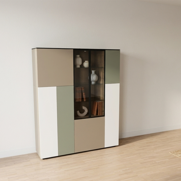 Wandkast Alt 013 van Saunaco met vitrinedeuren, gekleurde fronten en een volledig op maat samen te stellen ontwerp.
