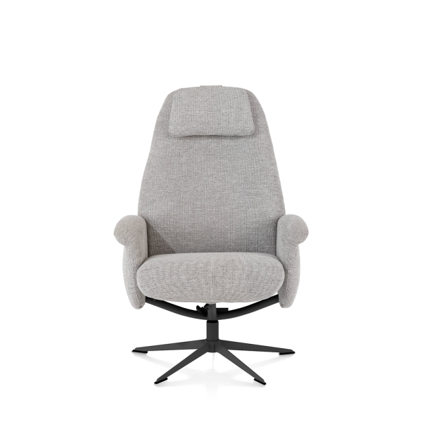 Relaxfauteuil Tonale van XOOON met draaivoet, hoge rugleuning, comfortabele stoffering en een bijpassende poef.