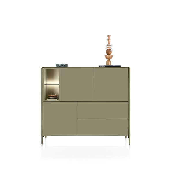 Dressette Trentino Olijf van XOOON met drie deuren, twee laden en twee open niches in een moderne olijfgroene uitvoering.