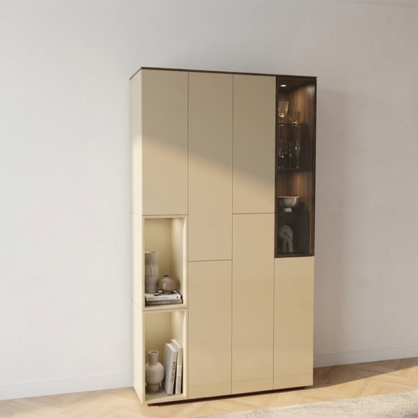 Wandkast Alt Hoog van Saunaco met greeploze fronten, geïntegreerde vitrinekast en een volledig op maat samen te stellen ontwerp.Wandkast Alt Hoog van Saunaco met greeploze fronten, geïntegreerde vitrinekast en een volledig op maat samen te stellen ontwerp.