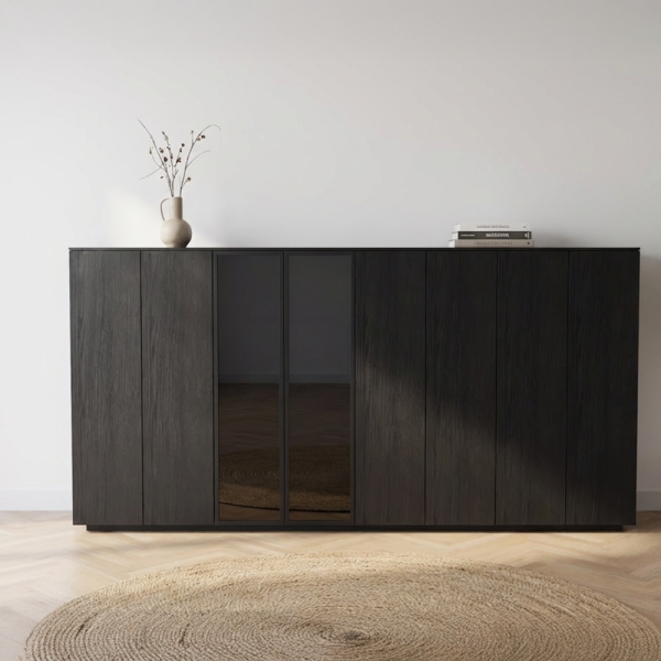 Wandkast Alt van Saunaco met donkere eiken afwerking, glazen vitrinedeuren en een volledig op maat samen te stellen ontwerp.
