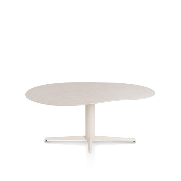 Eettafel Saluti van XOOON met een organisch HPL-tafelblad in Light Sand en een centrale metalen teenpoot.