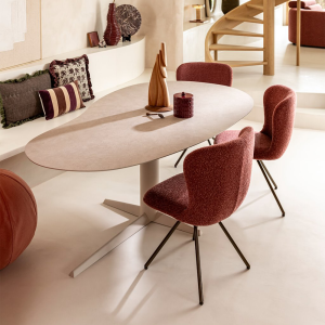 Eettafel Saluti van XOOON met een organisch HPL-tafelblad in Light Sand en een centrale metalen teenpoot.